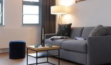 Ohlerich Speicher, App. 32 - Blick auf das gemütliche Sofa im Wohnbereich