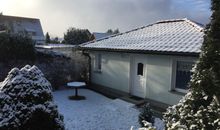 Blick auf den Bungalow im Winter