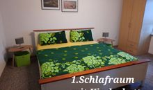 Schlafzimmer mit Kinderbett