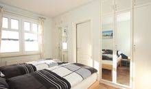 Flur mit Blick in den Wohnbereich und Schlafzimmer