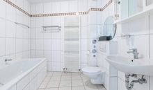 Wohnzimmer mit Meerblick und Zugang zum Balkon