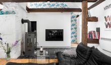 Heller Wohnraum mit Kamin und Galerie