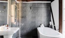 Bad mit Dusche und Wanne