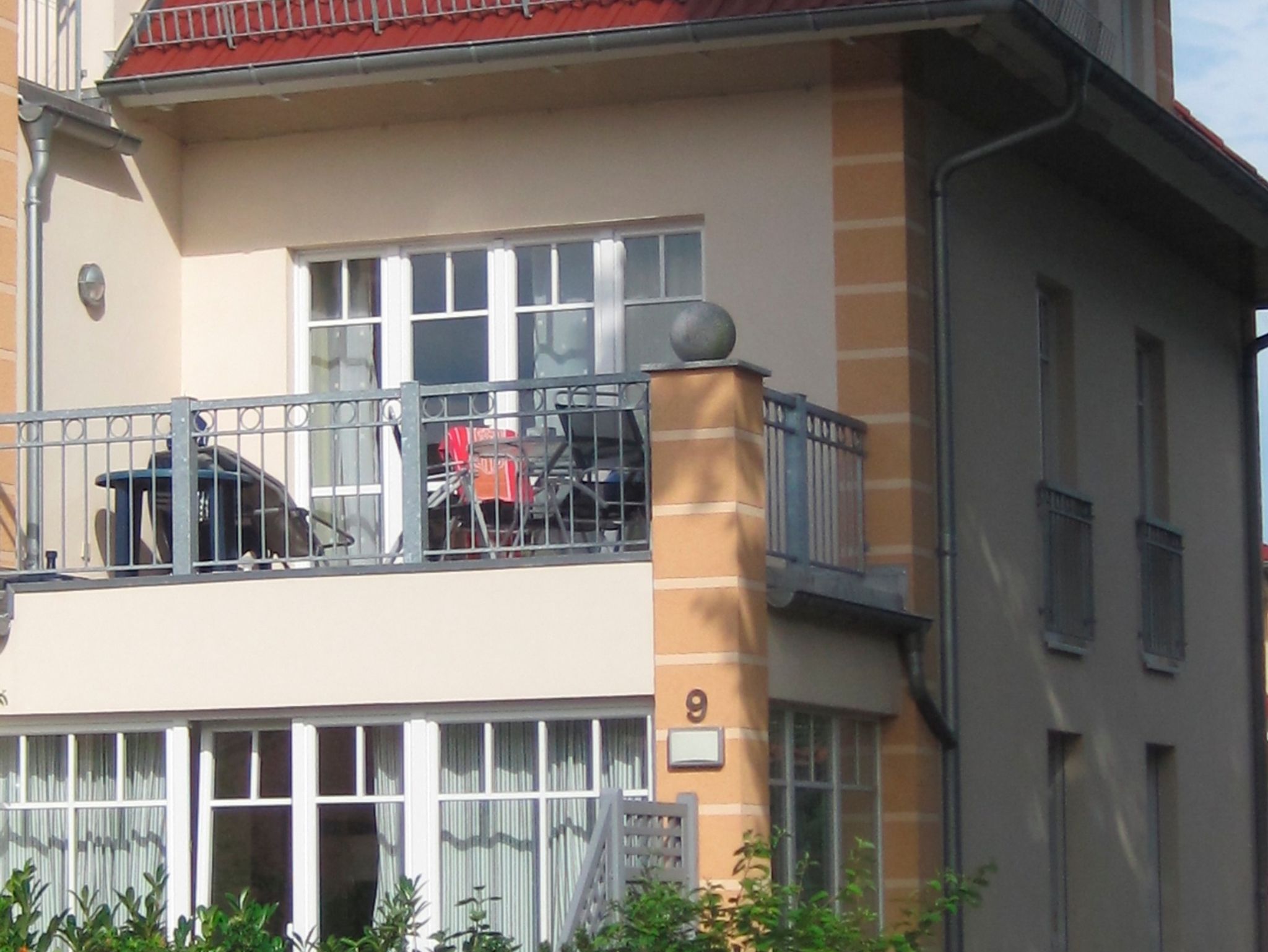 Wohnbereich mit Zugang zum Balkon