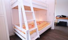 Schlafbereich mit Doppelbett und Kleiderschrank