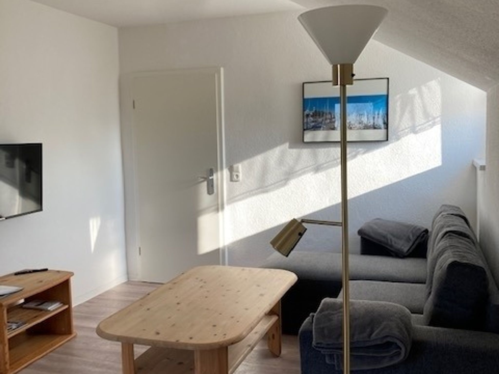 vom kombinierten Wohn-/Essbereich mit TV zum Schlafzimmer