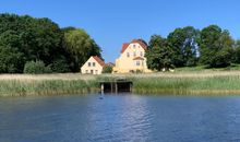 Gutshaus Grubnow Ferienwohnung 4 mit Hund am Wasser Sauna und WLAN incl.