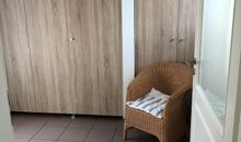 Esstisch mit blick in eines der Schlafzimmer