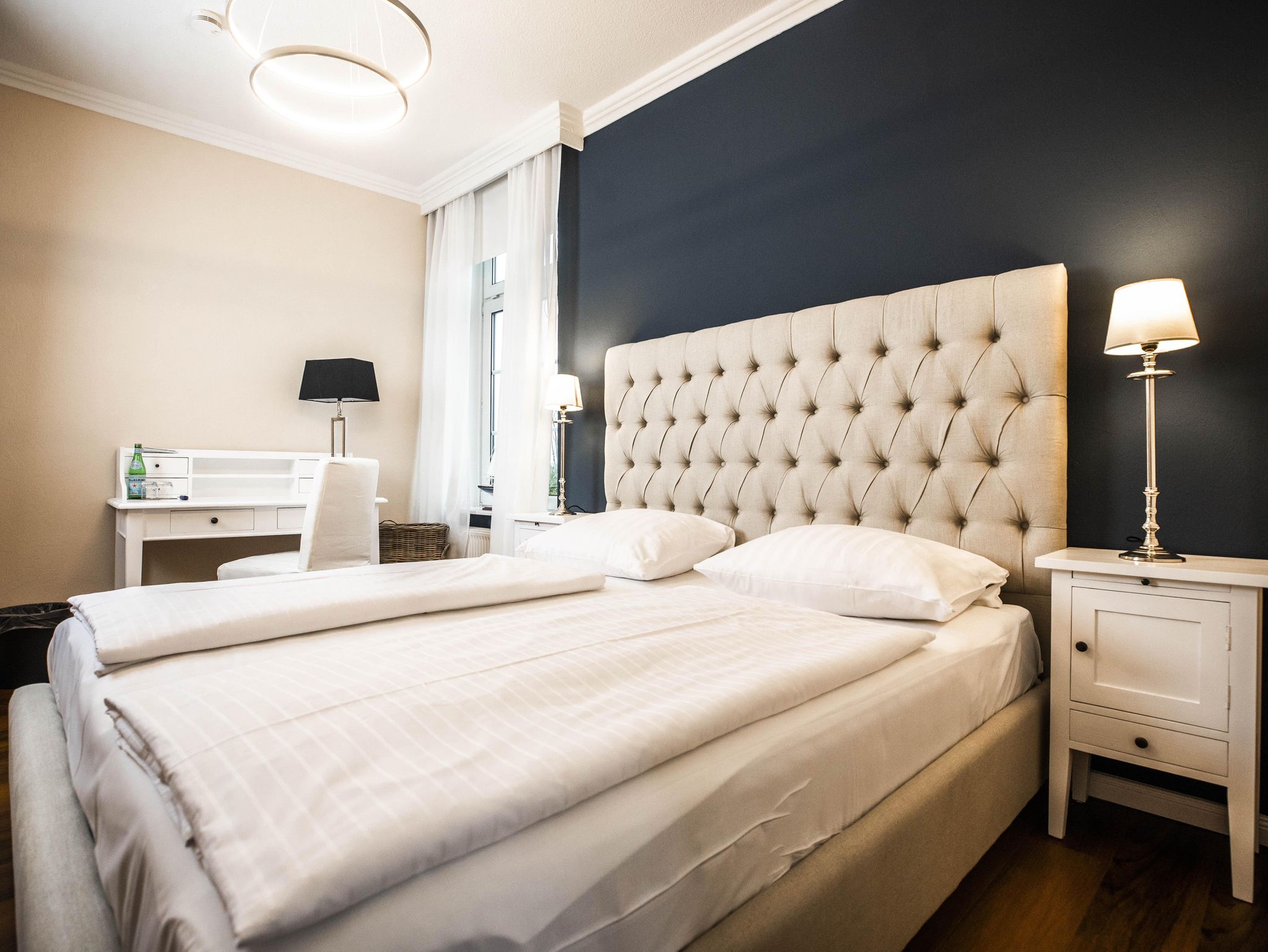 Das erste Schlafzimmer mit Doppelbett und großem Kleiderschrank