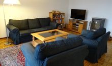 Wohnzimmer mit Sofa und Terrassenzugang