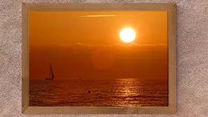 Segelboot im Sonnenuntergang an der Ostsee