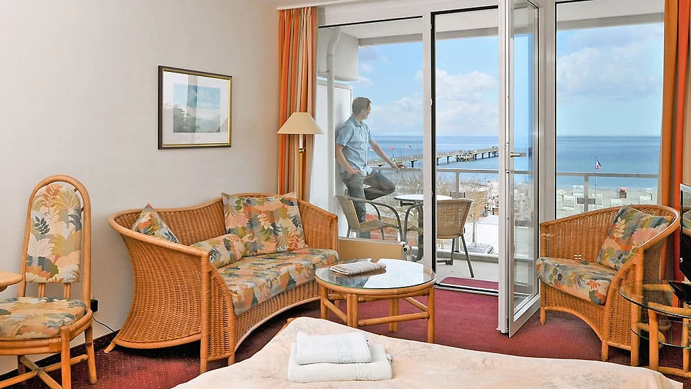 Double room with balcony and a view of the sea