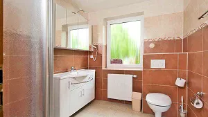 modernes Duschbad mit Fenster