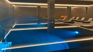 Wellnessbereich mit Sauna und Pool