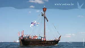 Hintergrundbild: Kogge auf der Ostsee