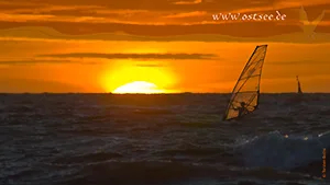 Hintergrundbild: Surfen im Sonnenuntergang