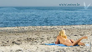 Hintergrundbild: FKK-Sonnenbaden an der Ostsee
