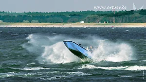 Hintergrundbild: Motorboot auf der Ostsee