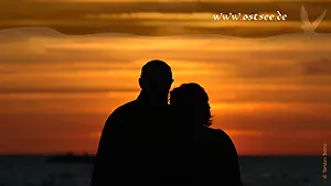 Hintergrundbild: Romantischer Sonnenuntergang an der Ostsee