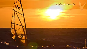 Hintergrundbild: Windsurfen im Sonnenuntergang