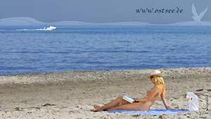 Hintergrundbild: FKK-Sonnenbaden an der Ostsee