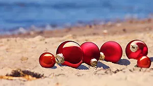 Weihnachten an der Ostsee - Weihnachtskugeln am Strand