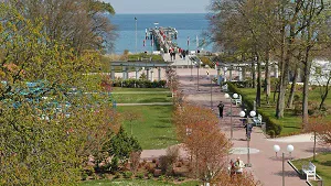 Blick durch den Park zur Seebrücke
