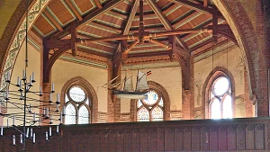 Schiffsmodelle im Kirchenraum