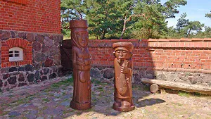 Skulpturen auf dem Hof
