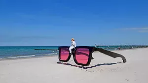 Beliebtes Fotomotiv: Riesenbrille am Strand