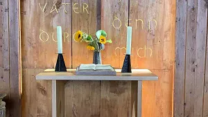 Altar mit Kerzenständern