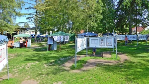 Ausstellung im Garten des Kulturkaten