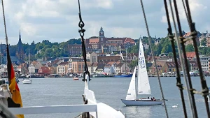 Flensburger Hafenflair: Segler auf der Förde
