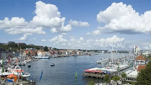 Flensburger Hafenflair: Blick auf die Fördespitze