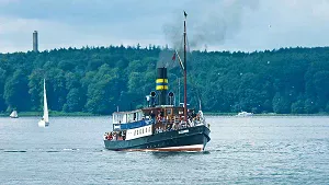 Fahrgastschifffahrt z. B. mit dem Dampfschiff Alexandra Fahrgastschifffahrt z. B. mit dem Dampfschiff Alexandra