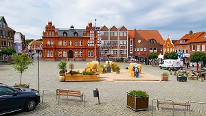 Heiligenhafener Marktplatz mit Blick aufs Rathaus