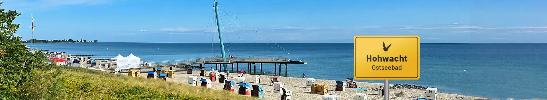 Ostseebad Hohwacht – Seebrücke „Flunder“ und Strandkörbe am Strand