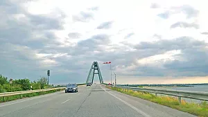 Der Windsack signalisiert kräftigen Wind auf der Fehmarnsundbrücke - noch ist die Überfahrt möglich