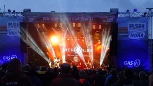 Show-Bühne bei einem Open-Air-Konzert