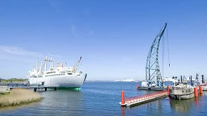 Schifffahrtsmuseum und Betonschiff Schifffahrtsmuseum und Betonschiff