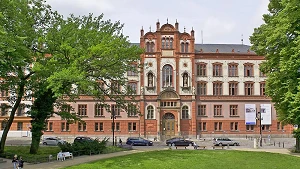 Hauptgebäude der Universität