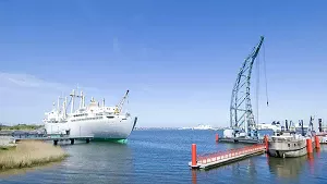 Schifffahrtsmuseum und Betonschiff