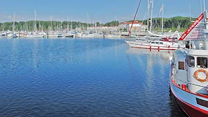 z. B. Fahrgastschifffahrt ab Hafen Weiße Wiek in Tarnewitz (Boltenhagen)