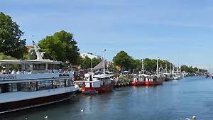 Hafenrundfahrt in Warnemünde | weitere Informationen anzeigen Hafenrundfahrt in Warnemünde | weitere Informationen anzeigen