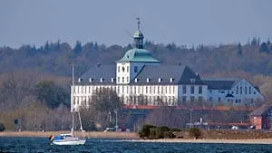 z. B. Schloss Gottorf in Schleswig