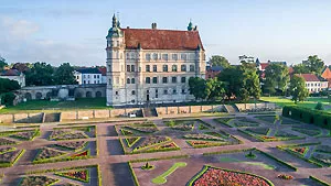 z. B. Schloss Güstrow