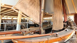 Museums-Zeesboot STR9 unter voller Beseglung in der 14 Meter hohen Bootshalle
