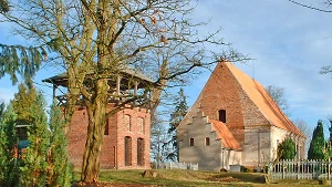 Altwarper Kirche und Glockenstuhl