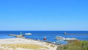 Molen ragen weit in die Ostsee und bilden eine schützende Hafeneinfahrt