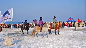 Reiter am Strand zum Warnemünder Wintervergnügen